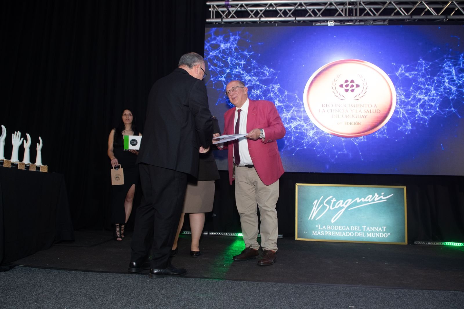 Dr. Raúl Rodríguez recibe un reconocimiento en la gala de Ciencia y Salud del Uruguay 2026